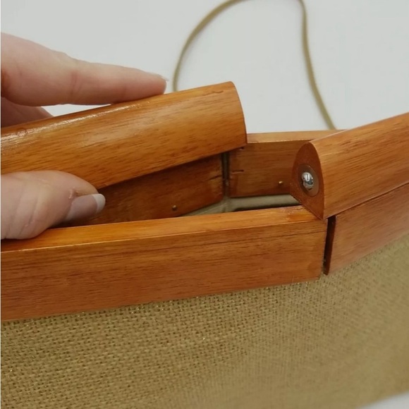 Saddle River Hand Bag Burlap Style Fabric w/Wooden Trim/Closure Gold undertone - Picture 4 of 4